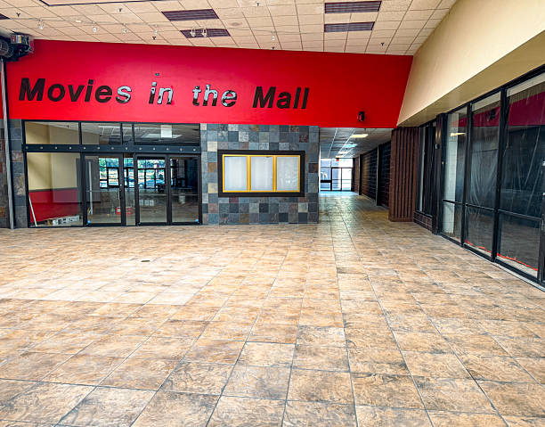 West Mall 7 Cinema Sioux Falls Exterior" aur "Western Mall Shopping Center Entrance